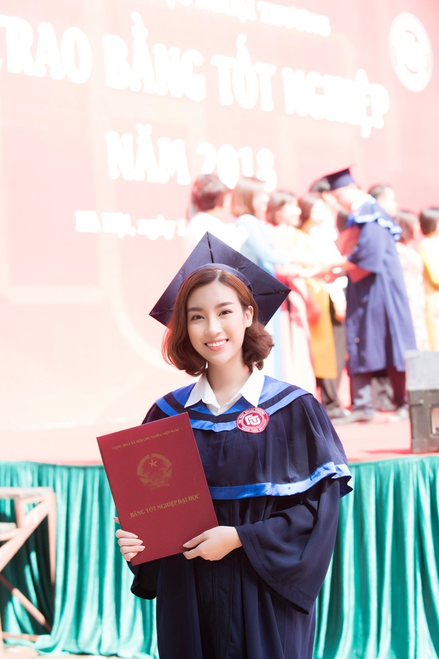 Đỗ Mỹ Linh nhận bằng tốt nghiệp ngay trước ngày trao lại vương miện - 6 Người đẹp là Hoa hậu Việt Nam đầu tiên thuộc thế hệ 9x có bằng Đại học.