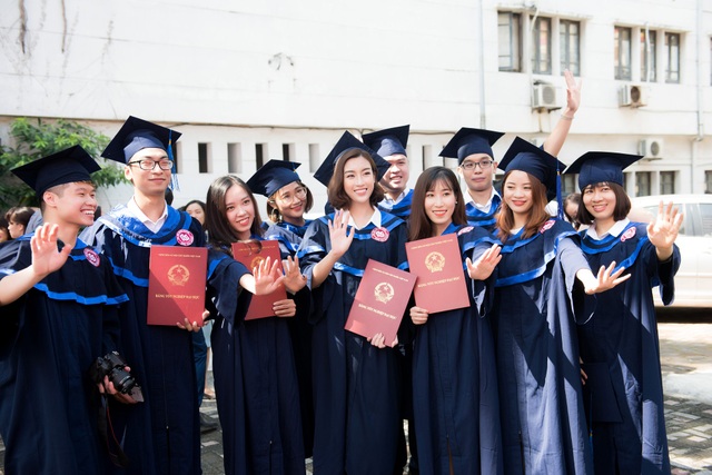 Đỗ Mỹ Linh nhận bằng tốt nghiệp ngay trước ngày trao lại vương miện - 8 Đỗ Mỹ Linh nhận bằng tốt nghiệp ngay trước ngày trao lại vương miện - 8