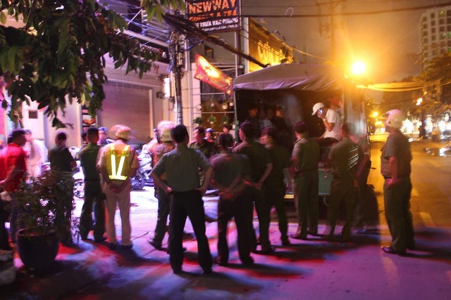Công an bao vây quán bar, đưa 80 dân chơi về trụ sở kiểm tra ma tuý - 2 Công an đưa nhiều người về trụ sở