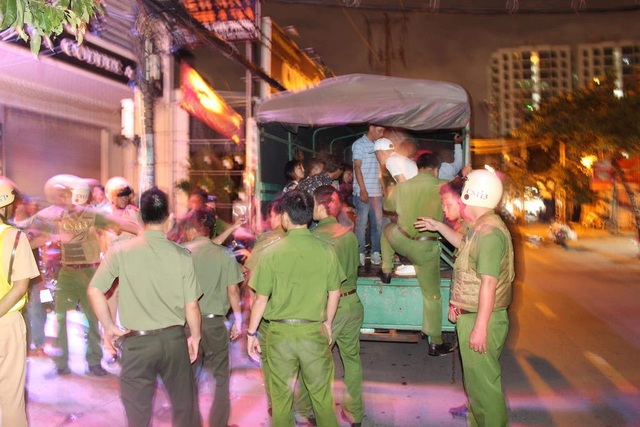 Công an bao vây quán bar, đưa 80 dân chơi về trụ sở kiểm tra ma tuý - 1 Công an bao vây quán bar, đưa 80 dân chơi về trụ sở kiểm tra ma tuý - 1