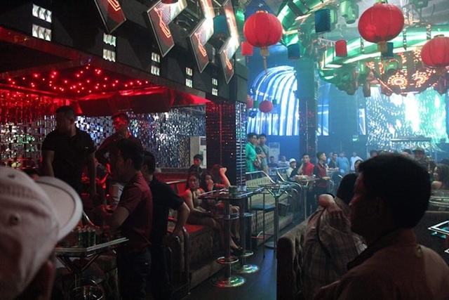Công an bao vây quán bar, đưa 80 dân chơi về trụ sở kiểm tra ma tuý - 4 Bên trong quán bar thời điểm công an kiểm tra