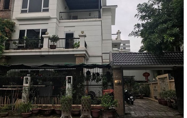 "Ông trùm" Phạm Bá Sơn bị áp sát, không kịp động thủ với khẩu súng đã lên đạn ở đầu giường - 1 "Ông trùm" Phạm Bá Sơn bị áp sát, không kịp động thủ với khẩu súng đã lên đạn ở đầu giường - 1