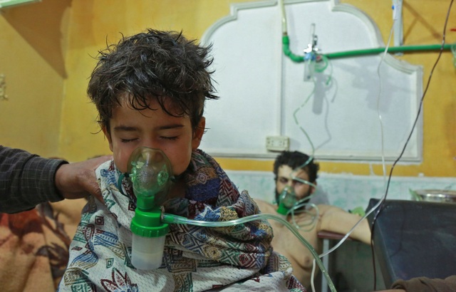 Nga nói phiến quân đã chuyển chất hóa học tới thành trì ở Syria - 1 Một em nhỏ được điều trị tại trung tâm y tế ở Đông Ghouta, Syria sau một vụ tấn công nghi bằng khí clo (Ảnh: AFP)