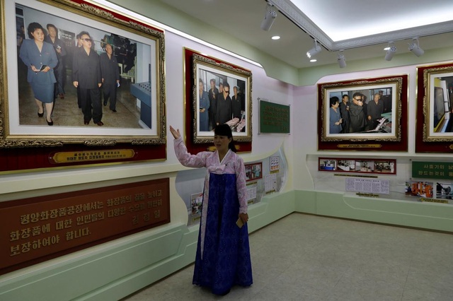 Những bảo tàng đặc biệt về ông Kim Jong-un tại Triều Tiên - 1
Một hướng dẫn viên Triều Tiên thuyết minh về các bức ảnh chụp lại các chuyến thăm của cố lãnh đạo Triều Tiên Kim Jong-il (Ảnh: Reuters)