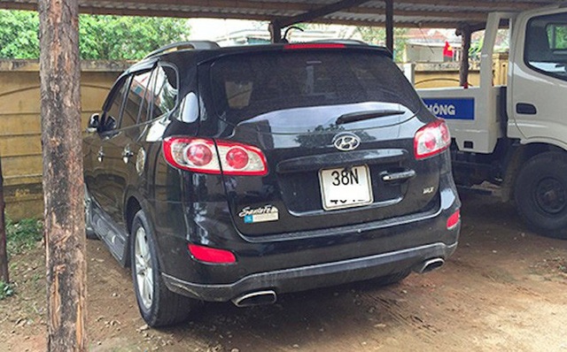 Giám đốc uống quá chén, tông CSGT bị thương - 1 Chiếc xe ô tô hiệu Hyundai Santafe sau khi gây nạn đã bị Công an huyện Kỳ Anh tạm giữ để điều tra (ảnh: ĐH)