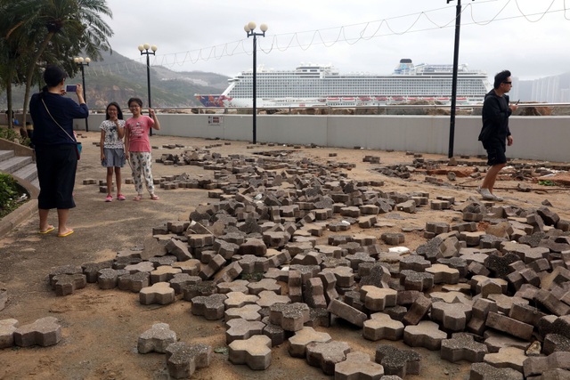 Bão mạnh nhất hành tinh tàn phá Trung Quốc - 8
Vỉa hè lát đá bị xới tung sau siêu bão ở Hong Kong. (Reuters)