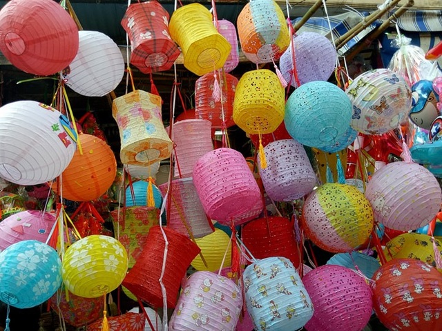 Khám phá thiên đường mua sắm “hot” nhất dịp trung thu ở Hà Nội - 8 Các mẫu đèn lồng được làm thủ công tại các làng nghề. Đây cũng là mặt hàng bán chạy nhất mùa trung thu năm nay.