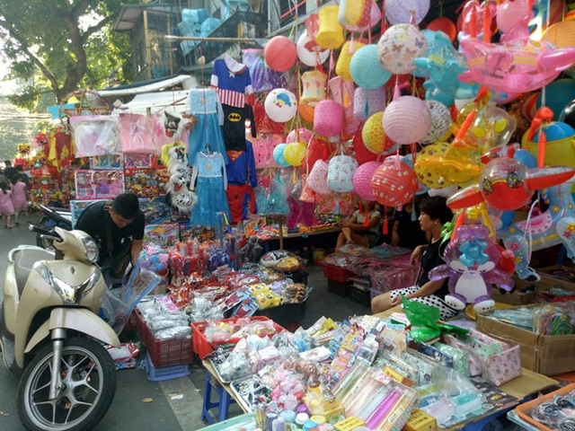 Khám phá thiên đường mua sắm “hot” nhất dịp trung thu ở Hà Nội - 11 Ngay sau khi mùa Trung thu đi qua, các tiểu thương trên phố Hàng Mã sẽ bắt đầu bày bán các mặt hàng Hallowen.