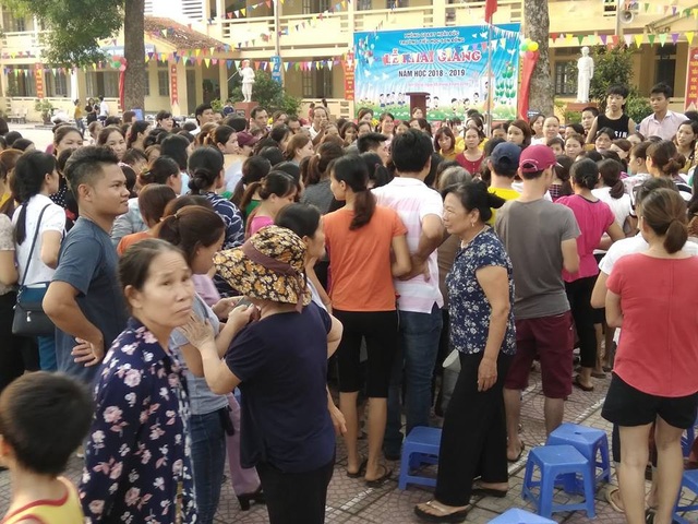 Xác định "có thu sai quy định ở trường tiểu học Sơn Đồng" - 4 Hàng trăm phụ huynh bức xúc nán lại sân trường đòi Hiệu trưởng đối thoại sau khi lãnh đạo này bỏ vào phòng họp.