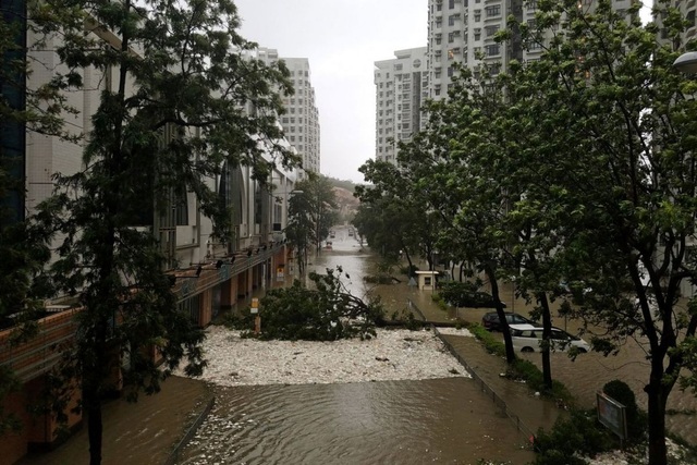 Bão mạnh nhất hành tinh tàn phá Trung Quốc - 4
Tại Hong Kong, bão Mangkhut đã khiến nhà cửa bị hư hại, tình trạng ngập lụt xảy ra ở nhiều nơi. (Ảnh: Reuters)