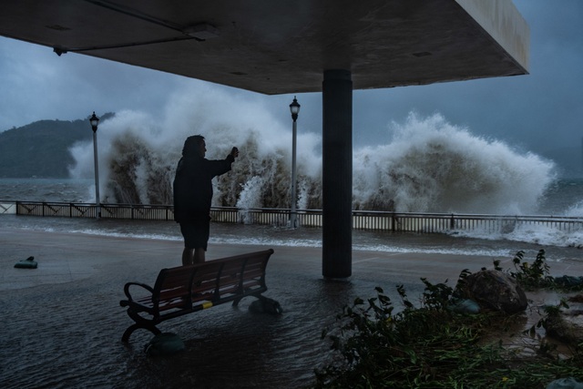 Bão mạnh nhất hành tinh tàn phá Trung Quốc - 1
Theo Reuters, siêu bão Mangkhut sau khi đổ bộ vào Hong Kong cuối giờ sáng 16/9, tiếp tục đổ bộ vào Quảng Châu khoảng 5h chiều cùng ngày với sức gió lên tới 200km/h. (Ảnh: EPA)