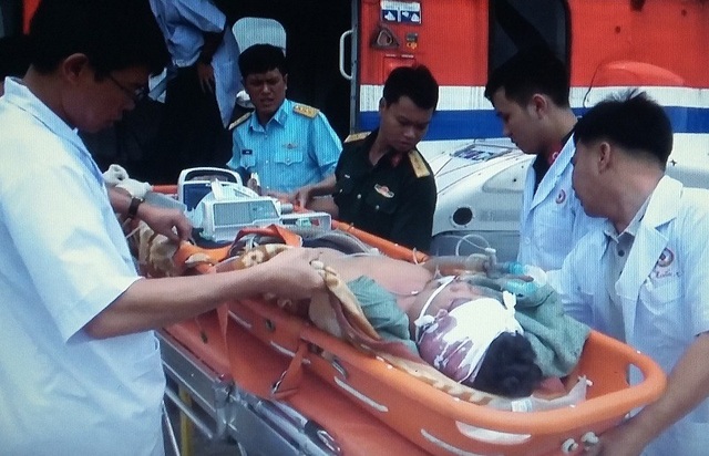 2 ngư dân gặp nạn trên biển được trực thăng ứng cứu - 1 Bệnh nhân được trực thăng đưa từ đảo vào đất liền cấp cứu
