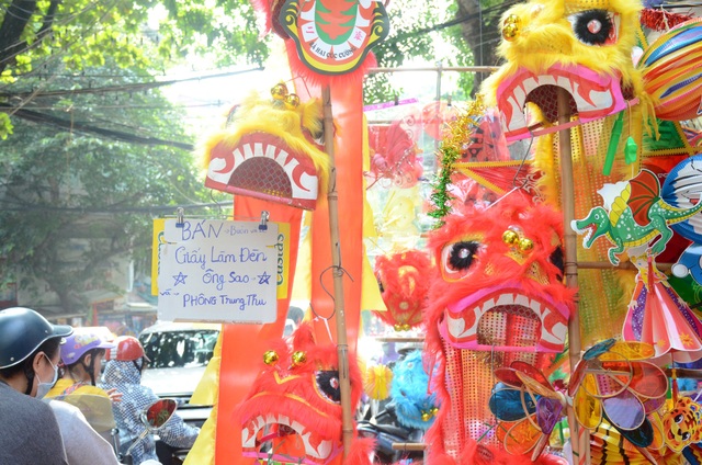 Khám phá thiên đường mua sắm “hot” nhất dịp trung thu ở Hà Nội - 3 Theo các chủ cửa hàng, mấy năm nay xu hướng chọn đồ chơi Việt được ưa chuộng. Vì là đồ chơi cho trẻ con nên các bậc phụ huynh lựa chọn rất thận trọng. So với các mặt hàng nhập từ Trung Quốc, đồ thủ công của Việt Nam có giá đắt hơn từ 2-3 lần.