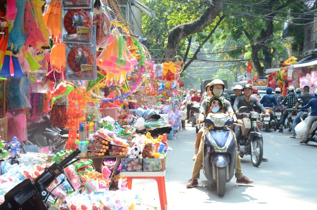 Khám phá thiên đường mua sắm “hot” nhất dịp trung thu ở Hà Nội - 5 Thời điểm này, dòng người đi sắm trung thu cũng đã bắt đầu tấp nập, nhộn nhịp. Trong đó, đông nhất là vào các buổi chiều và tối, con phố Hàng Mã thường xuyên xảy ra cảnh ùn ứ, tắc đường.