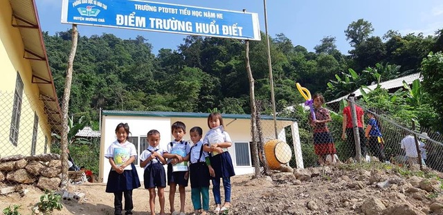 Khánh thành công trình phòng học Dân trí thứ 21 tại điểm trường Huổi Điết, Điện Biên - 3
Niềm vui của các em học sinh điểm trường Huổi Điết trong ngày khánh thành công trình phòng học mang tên Dân trí