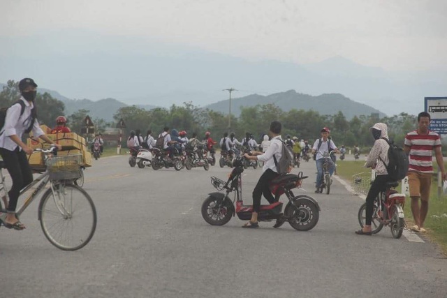 Hãi hùng cảnh học sinh dàn hàng trên quốc lộ, “làm ngơ” luật giao thông - 3 Cảnh học sinh nhốn nháo qua đường hết sức nguy hiểm