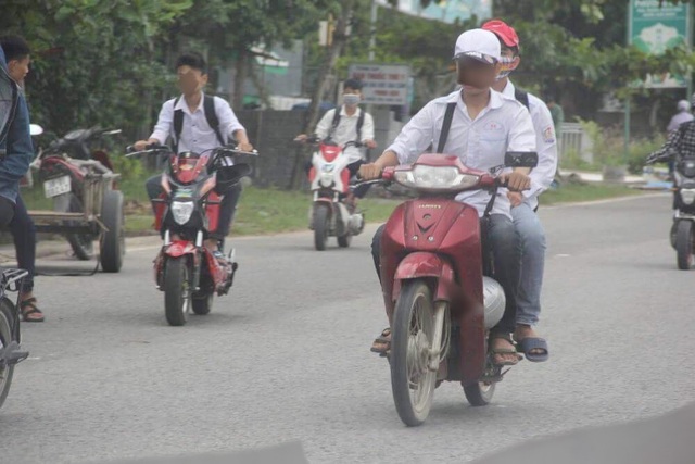 Hãi hùng cảnh học sinh dàn hàng trên quốc lộ, “làm ngơ” luật giao thông - 9 Nhan nhản cảnh các em học sinh nam điều khiển xe máy tới trường