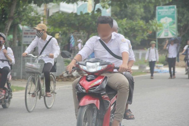 Hãi hùng cảnh học sinh dàn hàng trên quốc lộ, “làm ngơ” luật giao thông - 8 Hãi hùng cảnh học sinh dàn hàng trên quốc lộ, “làm ngơ” luật giao thông - 8