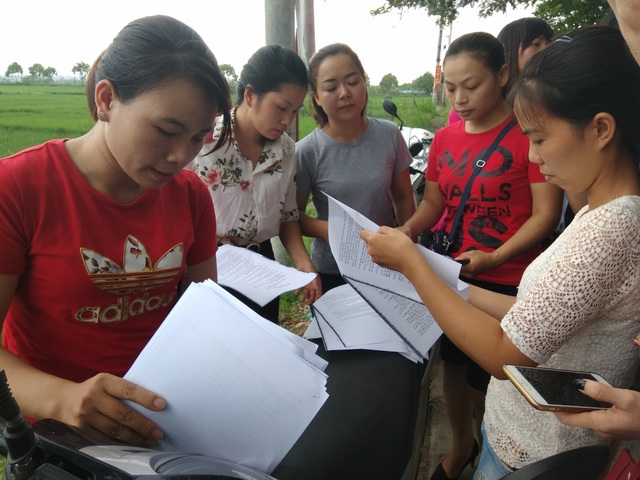 Xác định "có thu sai quy định ở trường tiểu học Sơn Đồng" - 1 Phụ huynh học sinh phản ánh một số khoản thu sai quy định. (Ảnh: Mỹ Hà).