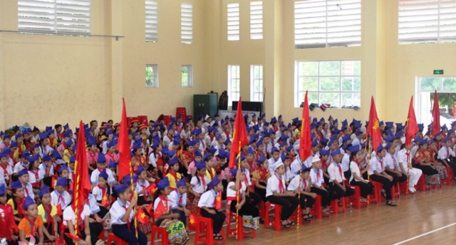 Ngôi trường duy nhất ở Nghệ An khai giảng muộn do mưa lũ - 1
300 học sinh Trường Phổ thông Dân tộc nội trú Trung học Cơ sở Con Cuông, tỉnh Nghệ An dự lễ khai giảng muộn năm học 2018 - 2019.
