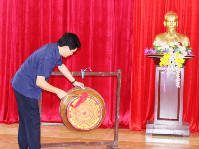 Ngôi trường duy nhất ở Nghệ An khai giảng muộn do mưa lũ - 3 Ông Nguyễn Đình Hùng - Bí thư huyện Con Cuông đánh trống khai trường.