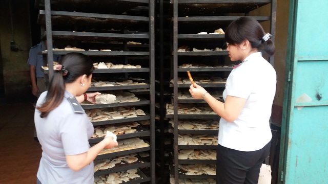 Gia Lai: Tăng cường công tác kiểm tra, bảo đảm ATTP trong tết Trung thu 2018 - 3 Cùng với việc kiểm tra thì đoàn ATTP còn lồng ghép tuyên truyền, phổ biến về kiến thức bảo đảm ATTP cho các cơ sở