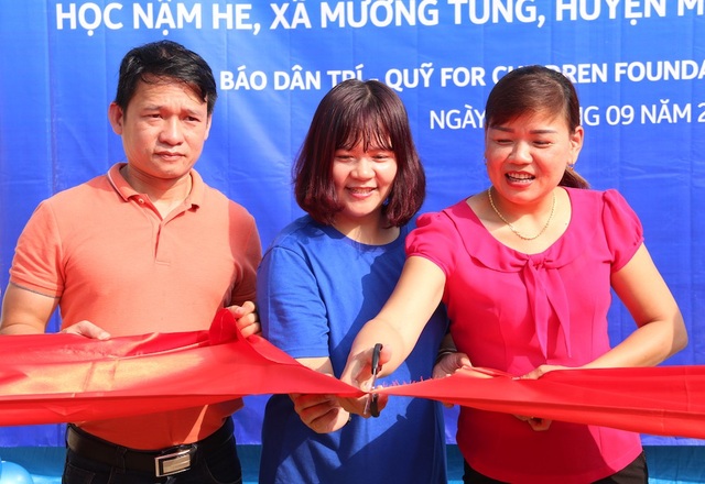 Khánh thành công trình phòng học Dân trí thứ 21 tại điểm trường Huổi Điết, Điện Biên - 4
Đại diện báo Dân trí, đại diện Quỹ For Children Foundation cùng lãnh đạo Trường tiểu học Nậm He cắt băng khánh thành công trình phòng học Dân trí tại điểm trường Huổi Điết
