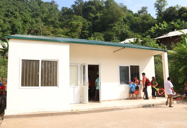Khánh thành công trình phòng học Dân trí thứ 21 tại điểm trường Huổi Điết, Điện Biên - 10
Không còn phải học dưới gầm nhà sàn, thầy cô giáo và các em học sinh điểm trường Huổi Điết đã an tâm trong ngôi trường mới