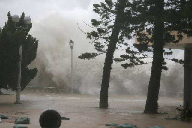 Bão Mangkhut đổ bộ Hong Kong: Nhà cao tầng rung lắc như có động đất - 3
Bão Mangkhut khiến nước biển dâng cao. (Ảnh: Reuters)
