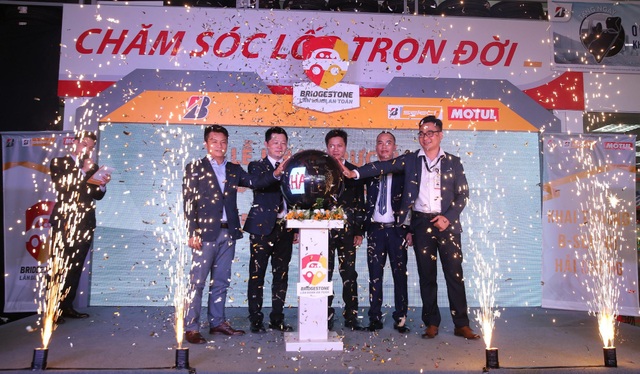 Chiến dịch "Lăn bánh an toàn" đã đến Hải Dương - 1 Đại diện lãnh đạo Bridgestone và B-select Hải Dương trong buổi lễ khai trương