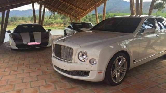 "Vua" cà phê Đặng Lê Nguyên Vũ: Thú chơi siêu xe ít ai sánh bằng - 3
Ông Đặng Lê Nguyên Vũ còn có niềm đam mê đặc biệt với các dòng xe sang như Rolls-Royce Phantom, Bentley Mulsanne.