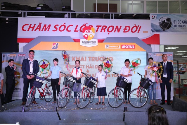 Chiến dịch "Lăn bánh an toàn" đã đến Hải Dương - 3 Các em học sinh tỉnh Hải Dương đón nhận những món quà ý nghĩa ngay trong chương trình