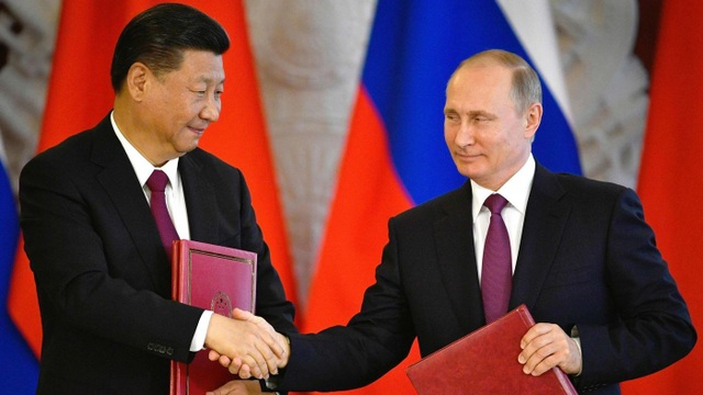 Nga - Trung vướng rào cản khi muốn hợp lực đối phó Mỹ - 1 Tổng thống Putin và Chủ tịch Tập Cận Bình ký kết văn kiện trong cuộc gặp tại Moscow năm 2017 (Ảnh: AFP)