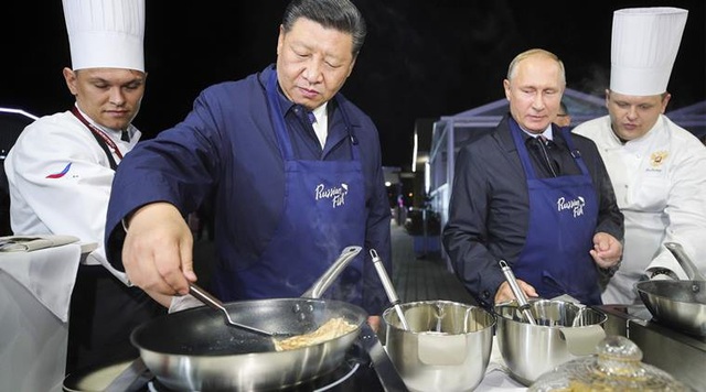 Nga - Trung vướng rào cản khi muốn hợp lực đối phó Mỹ - 3 Ông Putin và ông Tập cùng nhau làm bánh tại Nga trong chuyến thăm của nhà lãnh đạo Trung Quốc tới Vladivostok (Ảnh: Reuters)
