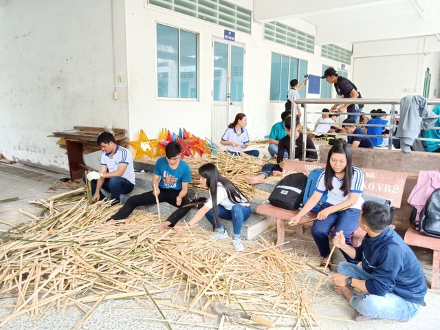 Các bạn sinh viên trường ĐH Kỹ thuật - Công nghệ Cần Thơ chung tay làm đèn Trung thu cho các em nhỏ