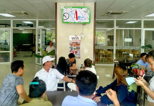 Hàng loạt bệnh viện cung cấp wifi miễn phí cho bệnh nhân chờ khám - 2
Bệnh nhân được cung cấp wifi miễn phí tại BV Đa khoa Trung ương Huế.