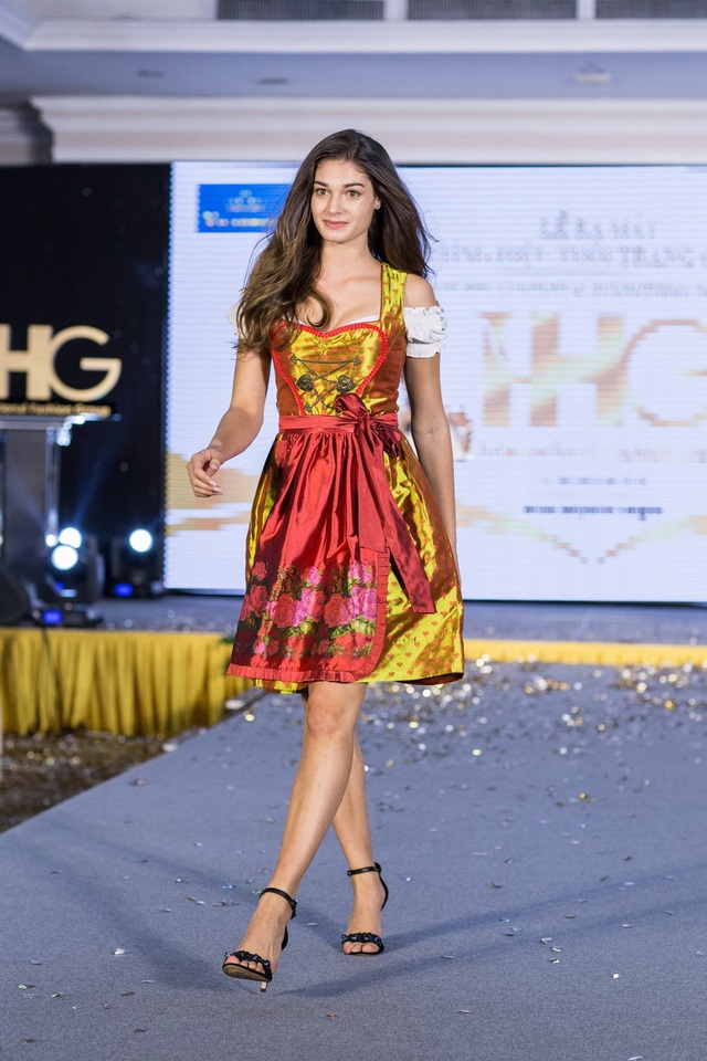 Hoa hậu Áo khoe trang phục truyền thống - 8 Hoa hậu Áo khoe trang phục truyền thống - 8