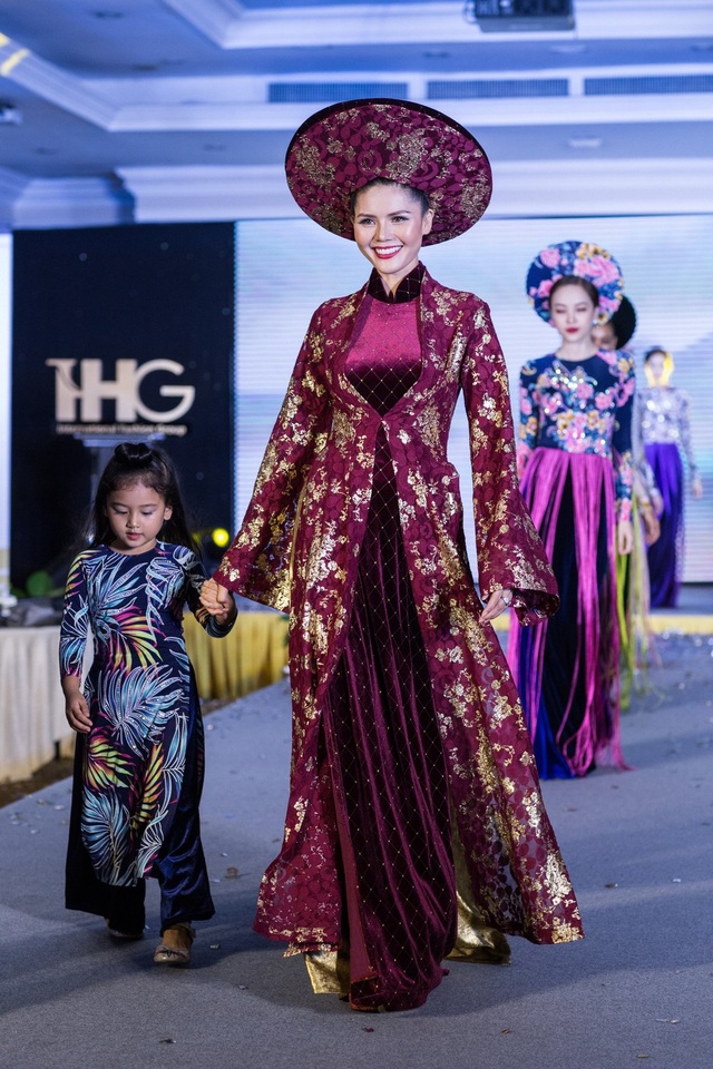 Hoa hậu Áo khoe trang phục truyền thống - 9 Hoa hậu Áo khoe trang phục truyền thống - 9