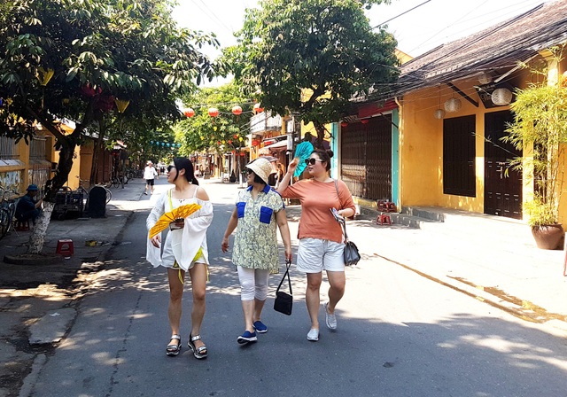 Quảng Nam triển khai mô hình du lịch thông minh - 1 Quảng Nam tiến tới phát triển du lịch thông minh. Ảnh: Du khách nước ngoài tham quan phố cổ Hội An