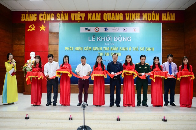 An Giang: Khoảng 30.000 trẻ ra đời trong năm 2018-2019 được tầm soát bệnh tim bẩm sinh - 1
Các đơn vị tham gia cắt băng tại lễ khởi động