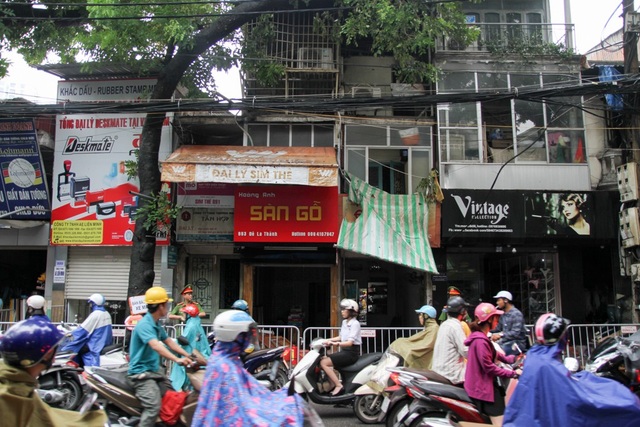 Toàn cảnh dãy nhà cháy rụi bên đường Đê La Thành nhìn từ trên cao - 6
Sáng nay 18/9, hiện trường bị cháy được phong tỏa để điều tra.