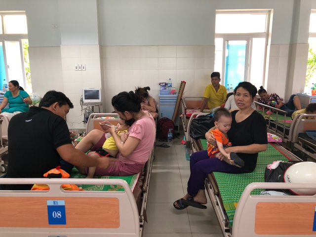 Quảng Ngãi: Bùng phát bệnh tay chân miệng ở trẻ em - 1 Bệnh tay chân miệng tại Quảng Ngãi đang bùng phát khiến bệnh viện trở nên quá tải