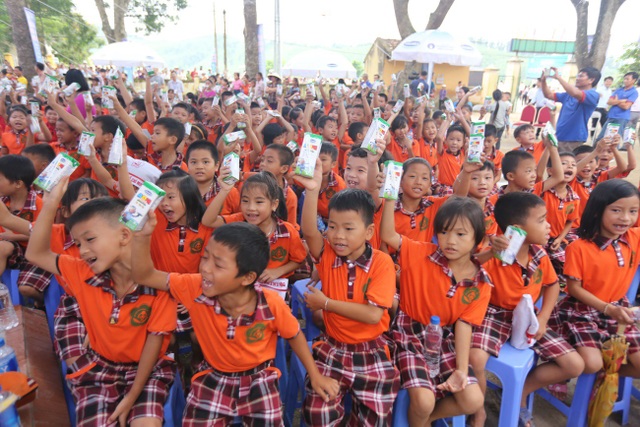 Quỹ Sữa vươn cao Việt Nam và Vinamilk trao 66.000 ly sữa cho trẻ em tỉnh Vĩnh Phúc nhân dịp Tết Trung Thu - 5 các em học sinh hào hứng khi được chơi các trò chơi vụi nhộn, rước đèn trung thu và uống sữa cùng bạn bè