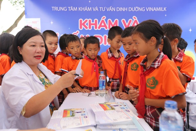 Quỹ Sữa vươn cao Việt Nam và Vinamilk trao 66.000 ly sữa cho trẻ em tỉnh Vĩnh Phúc nhân dịp Tết Trung Thu - 1 Các em nhỉ được khám và tư vấn sức khoẻ miễn phí bởi các bác sỹ đến từ Trung tâm dinh dưỡng Vinamilk
