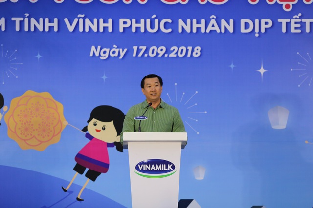 Quỹ Sữa vươn cao Việt Nam và Vinamilk trao 66.000 ly sữa cho trẻ em tỉnh Vĩnh Phúc nhân dịp Tết Trung Thu - 2 ông Đỗ Thanh Tuấn - Giám đốc Đối Ngoại Vinamilk phát biểu tại sự kiện