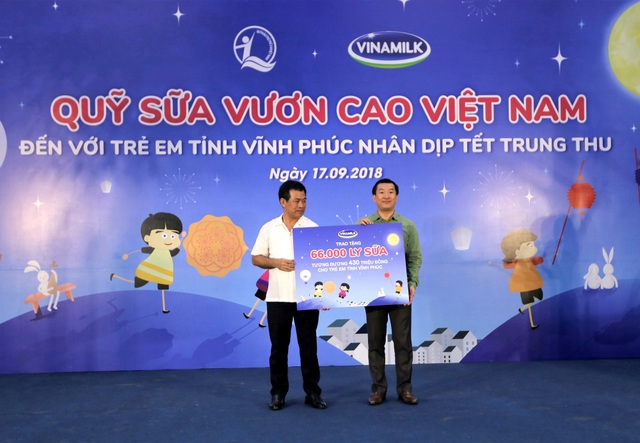 Quỹ Sữa vươn cao Việt Nam và Vinamilk trao 66.000 ly sữa cho trẻ em tỉnh Vĩnh Phúc nhân dịp Tết Trung Thu - 3 ông Đỗ Thanh Tuấn - Giám đốc Đối Ngoại Vinamilk trao bảng tượng trưng 66.000 ly sữa cho đại diện tỉnh Vĩnh Phúc