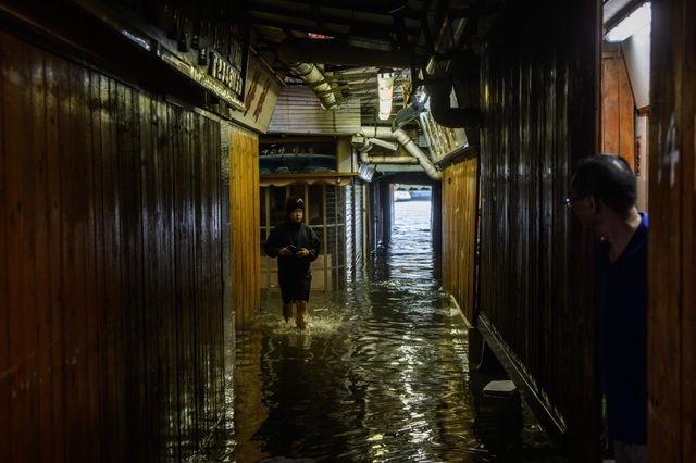 Cảnh tượng ngổn ngang tại những nơi siêu bão Mangkhut càn quét - 10 (Ảnh: AFP)