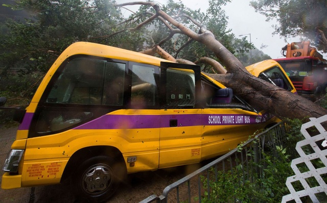 Cảnh tượng ngổn ngang tại những nơi siêu bão Mangkhut càn quét - 11 (Ảnh: EPA)