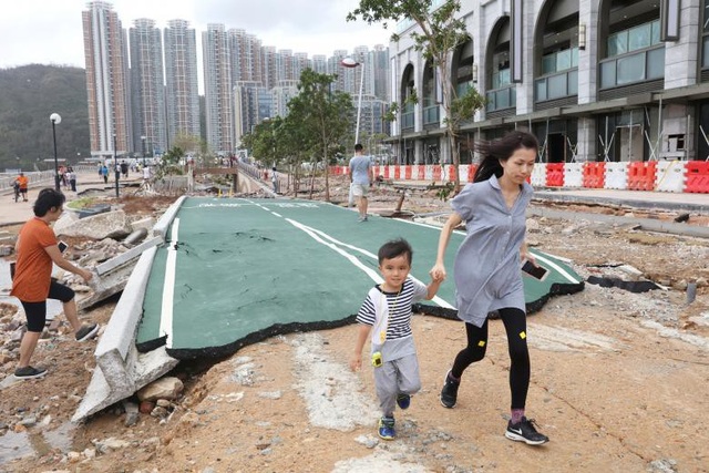 Cảnh tượng ngổn ngang tại những nơi siêu bão Mangkhut càn quét - 12
(Ảnh: Reuters)