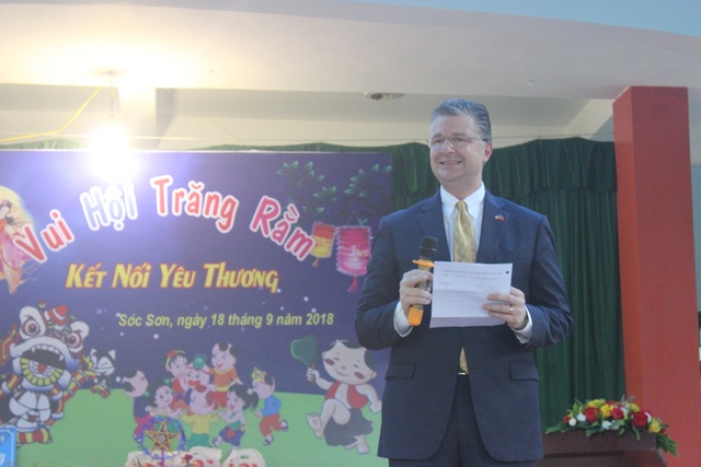 Đại sứ Mỹ múa lân, nặn bánh trung thu cùng trẻ em khuyết tật Việt Nam - 4 Đại sứ Daniel Kritenbrink đã tổ chức lễ mừng Tết Trung thu với các trẻ em trong trường. Đại sứ chia sẻ ông rất vui vì đây là lần đầu tiên ông đón Tết Trung thu ở Việt Nam tại một ngôi trường đặc biệt.
